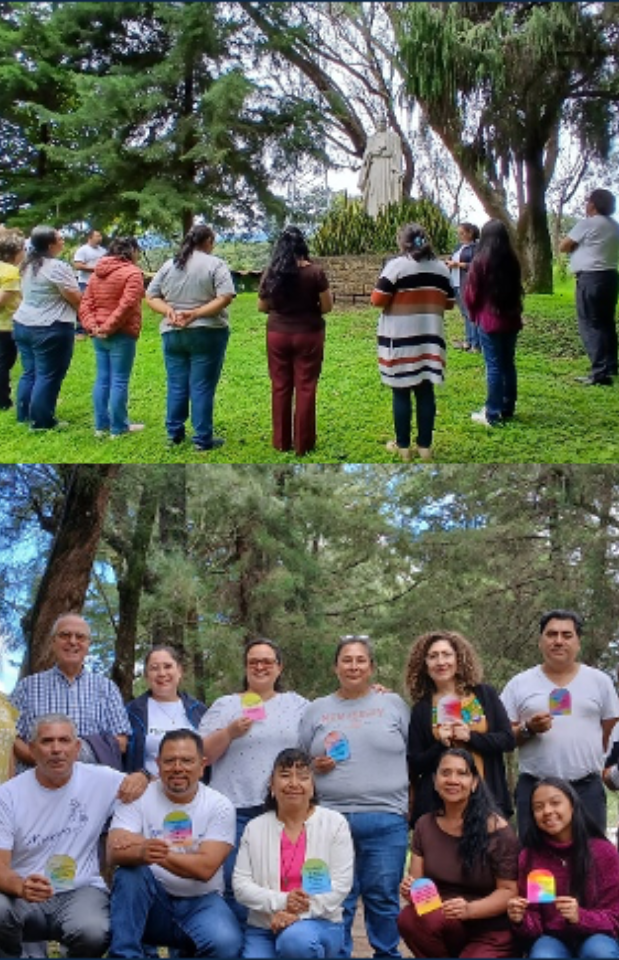 Comunidad marista en retiro espiritual en Guatemala, en oración frente a la estatua de San Marcelino Champagnat.