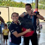 Estudiante del Colegio Marista La Inmaculada sonríe mientras participa en una actividad solidaria junto a un miembro de la comunidad escolar.